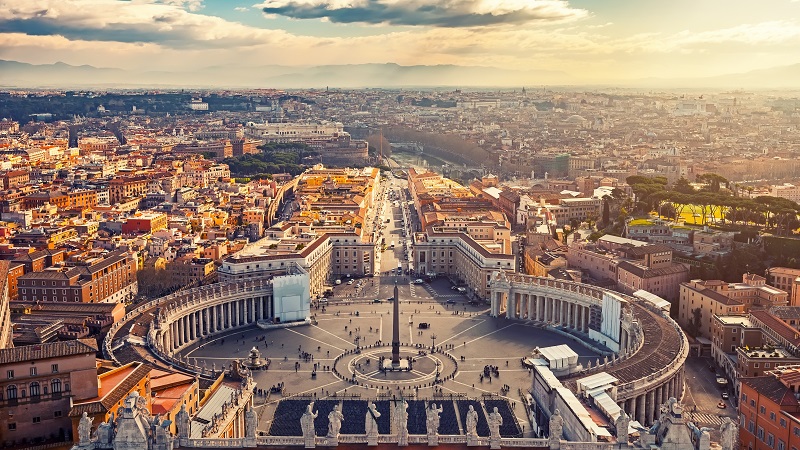Fågelvy över Petersplatsen och Rom i morgonljus, från Peterskyrkans kopul.